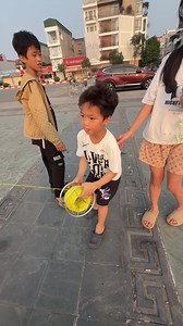 Thả diều sáo cậu nhóc đang ra dây thì tuột tay bay luôn chiếc guồng #dieusaovietnam #layangan #patang #kiteflying #pipa