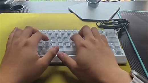 一套让玩家情不自禁沉浸其中的游戏电脑，搭载高性能处理器与独立显卡，畅快运行主流3A大作，告别卡顿发热，体验丝滑操作，真实还原战场细节，带来影院级视听享受。