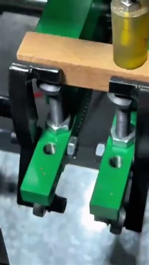 The process of scraping wood using an automatic machine