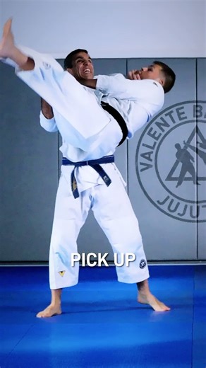 15K views · 173 reactions | Our self-defense series is back. This time, we’re focusing on standing headlock defenses. As part of Grandmaster Helio’s unique system of attack and defense, these techniques can literally save one’s life in a street fight scenario. #valentebrothers #selfdefense #defesapessoal #autodefesa #jujutsu #jiujitsu #judo #heliogracie #drpedrovalente #753code | Valente Brothers Jiu-Jitsu | Facebook