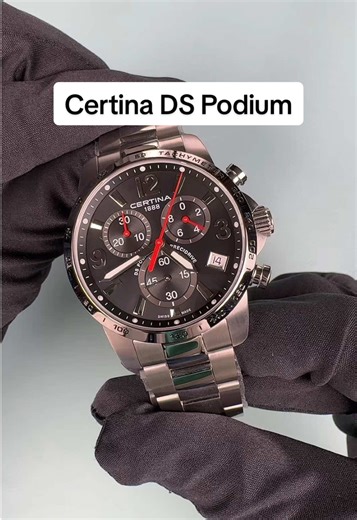 Наручний годинник Certina DS Podium Chronograph 1/10 sec C034.417.11.057.00 Швейцарський кварцовий механізм ETA G10.212 Precidrive Точність ходу /-10 секунд на рік Індикація низького заряду елемента живлення Корпус із нержавіючої сталі 316L Браслет із нержавіючої сталі 316L Стійке до появи подряпин сапфірове скло з покриттям антивідблиску Водозахист — 100м/10bar Індикація дати Хронограф Тахіметрична шкала на безелі Люмінісцентне покриття Superluminova Діаметр — 41мм Товщина — 11,83мм Вага — 142г
