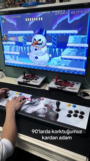 “Jetonun bittiği o anki kalp kırıklığını sadece gerçek ‘arcade’ çocukları bilir... 💔 Bugün rotayı 1991 yılına, Data East’in efsanesi Tumblepop’a kırıyoruz! O vakumlu süpürgeyle dünyayı diyar diyar gezip canavarları paketlediğimiz günleri kim unutabilir? Şehirleri temizlemek hiç bu kadar keyifli olmamıştı. 🌍✨” #atarisalonu #tumblepop #eskioyunlar #90lar #atari