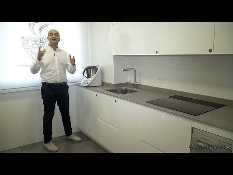 Cocina pequeña moderna blanca con DEKTON KEON sin tiradores
