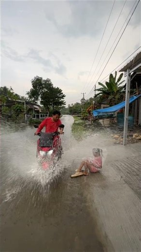 MANG UNI MAKES WATERPROOF PLASTIC CLOTHES MADE BY DE IJA