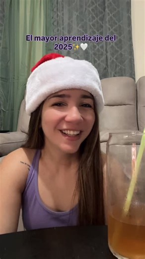 ⒶⒹⓃⒺⓁⓎⓈ☾ on Instagram: "✨ El 2025 me enseñó su mayor secreto: VIVIR EL AHORA. 💫 Entre pérdidas, cambios y diagnósticos, entendí que aferrarse al pasado duele y soñar el futuro agobia. Lo real es este instante: tu respiración, tu latido, tu poder de elegir la gratitud. Suelta lo que pesa, abraza lo que vibra. ¿Cuál es tu ‘ahora’ hoy? Comenta abajo y hagamos magia. 🌙🔥 #VivirElAhora #Aprendizaje2025 #WellnessReal #SoltarYFlorecer #MotivacionDiaria"