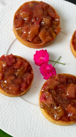 84K views · 236 reactions | Elle est de retour après 4 ans… 凉 La fameuse tarte rhubarbe & amande de NOA, dispo en édition limitée !  Commande par SMS au 89 42 01 00 – à récupérer à l’atelier NOA. #Noa #PauseGourmande #Tahiti #Pâtisserie #TarteRhubarbeAmandes #RhubarbeConfite | NOA | Facebook