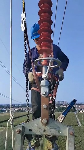 Power line installation in the air at China.#china #chinaconstruction #chinainfrastructure #madeinchina #powertransmission #powertower #repairman #installation