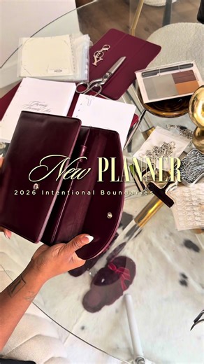 Let’s yap & planner build!🥰 Been writing in my binder for about 2wks now and let’s just say, I’m obsessed with the level of organization it has. And not to mention how gorgeous & classy this color is! #2026Planner #plannergirl #stilplanner #boundarysetting #intentionalliving Planner: @STIL PLANNERS 🤍