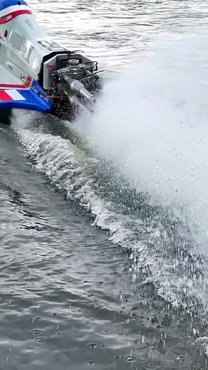 Start of a 4 Cylinder 500ccm two stroke engine. #powerboat #powerboatracing #boatracing #boatrace #fastboat #fastboats #watersports #racing #racedriver #rennboot #katamaran #twostroke #twostrokepower #methanol #methanolinjection #methanolfuel #europeanpowerboatracing