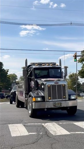 Peterbilt 377 rolls through Piscataway with a friendly driver!