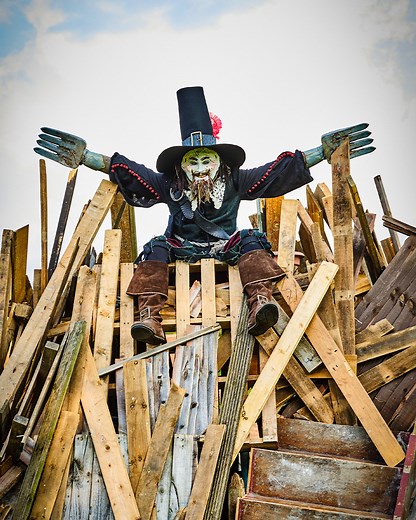 Forks for hands and a head full of acorns, Worzel catches up with his old friend Guy Forks 🎇 | BBC One