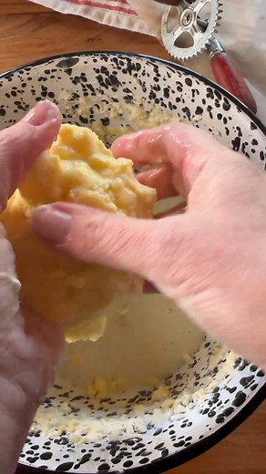 Manteca Casera by Natalia Penchas Querés saber cómo hacer manteca casera con crema de leche? Es muy fácil hacer manteca, queda fresca y deliciosa. Junto a @tregarok te traemos esta receta. ✔️ 500 ml de crema de leche, use la crema de leche de @tregarok que es crema doble y tiene un tenor graso superior al 44%, ideal para hacer manteca ✔️ Sal a gusto Asegurate de que la crema de leche esté fría. Colocá la crema en un bol grande. Batí la crema a velocidad media hasta que la crema se vuelva más esp