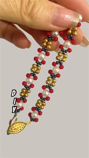 Do you like this bracelet? DIY #diybracelets #bracelet #beading