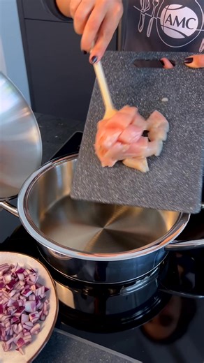 Marry Me, One Pot Chicken Pasta Mit dem AMC Kochsystem kommt alles in nur einem Topf zusammen: saftiges Huhn, getrocknete Tomaten, Parmesan und Pasta – schneller gekocht und mit perfekten Ergebnissen. ✨ Weniger Abwasch. Mehr Geschmack. Alles Liebe. 💕 📲 Entdecke das vollständige Rezept Schritt für Schritt in der AMC Cook & Go App. #MarryMeChicken #OnePotMeals #SmartCooking #PastaNight #BesserEssenBesserLeben #SoKochtManHeute | AMC