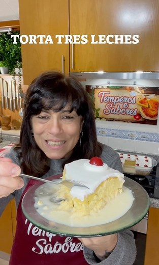 TORTA TRES LECHES LA ORIGINAL Video completo y receta en Temperos e Sabores en YouTube 📹 En esta ocasión les enseñaré a preparar una torta tres leches con un bizcocho esponjoso y con esa crema maravillosa de 3 leches que lo hace muy húmedo es super sencillo, ideal para un cumpleaños o para una reunión en familia y con el ese sabor que derrite a todos. INGREDIENTES DEL BIZCOCHO: 4 huevos 2 tazas de harina de trigo todo uso = 280gr = 14 cucharadas ¾ de taza de azúcar = 165gr = 9 cucharadas 1 cuch