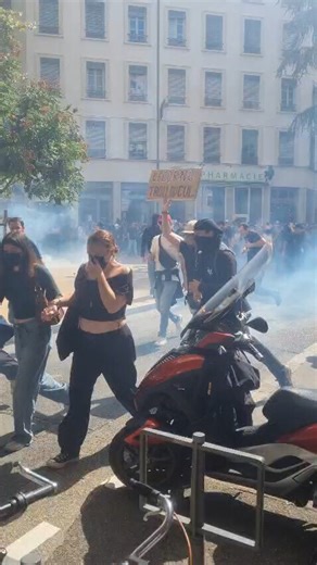 252K views · 820 reactions | A Lyon, les manifestants sont cernés par les jets de gaz lacrymogènes. De petits groupes sont dispersés entre Guillotière et la Part-Dieu. | Le Progrès Lyon | Facebook