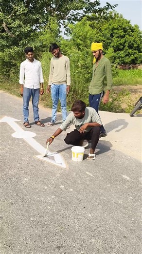 बहुत खतरा रोड #humanity #respect #my #team #hardwork #road #painting #shorts #video