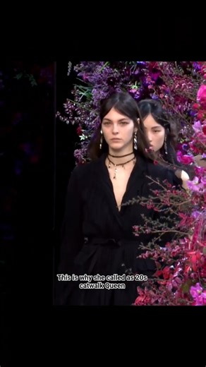 This is why she called as 20s catwalk Queen, Vittoria for Jason Wu fw18 #vittoriaceretti #jasonwu