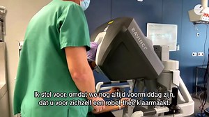 7.3K views · 66 reactions | "In het ziekenhuis van Aalst waren we twintig jaar geleden een van de eersten ter wereld die geïnvesteerd hebben in een operatierobot", vertelt uroloog dokter Mottrie. "Daardoor heb ik de eerste operaties met de robot kunnen uitvoeren." Ook Siska 'opereerde' eens met de robot.⬇️ Bekijk hier het volledige gesprek: rd2.be/operatierobot | Radio2 | Facebook