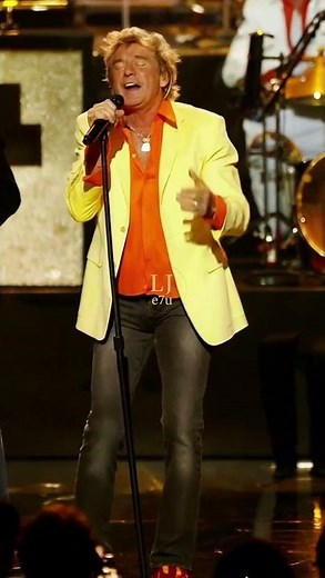 Rod Stewart & Ronnie Wood Perform “Maggie May” Live