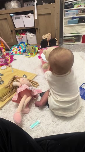 Pretend play is the cutest. She’s been going poop on the potty since 6 months, so seeing her “take her teddy potty” made me so emotional. My girl is growing up so fast!!!! 💞 #eliminationcommunication has single handedly saved me. I can’t stand changing poopy diapers, so I will gladly wash a toilet!!! Nothing better than days at home with my baby 💞