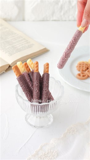 est Mold (エストシリコンモールドショップ) on Instagram: "スティックチョコレートの作り方をご紹介します。 2Dタイプのモールドは超強力ガムテープを使ってみましょう！ 簡単に上下で色を替えることができますよ♪ パフェやスイーツの飾りにご利用ください。 超強力ガムテープも当店で販売しています。 ショップのツールカテゴリーもしくは検索バーでガムテープと検索してください🔍 この画面のショップを見る にもタグ付けされています。 バレンタインに使えるお菓子のモールドが大好評販売中です。 シリコンモールドはこちらから @est_mold シリコンモールド専門店 エスト #シリコンモールド #キャンドル #レジン #お菓子のモールド #ハンドメイド"