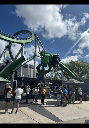 This was the first B&M sit down model I’ve been on and it just feels like a more restraint B&M floorless. #rollercoastertiktok #rollercoasters #universalstudios #orlando #florida