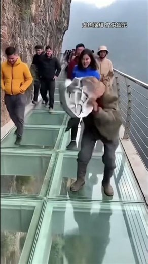 Terrifying! Old Man Cracks China's Glass Bridge