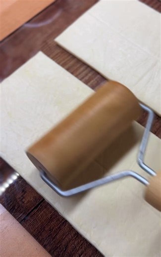 Crispy Puff Pastry Meat Bites 😍🔥 Better than takeout… you NEED to try this! Ingredients: • Puff pastry • Ground beef • Onion • Salt & pepper • Egg yolk milk Quick steps: Mix beef onion spices. Cut pastry into squares, fill & fold. Brush with egg milk. Bake at 170°C for 40–45 min. Top with garlic yogurt melted butter chili flakes 🤤🔥 Follow for more easy viral recipes 🔥 #fyp #viralrecipe #easyrecipes #foodtok #meatrecipe