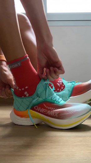 🔊ASMR OneMix Light Armor 🤫 Primeras salidas con ellas, ajuste cómodo, tallan un poco largas pero no es problema, ajusta bien tobillo y empeine. Tacto un pelín más firme de lo que esperaba. No me están pareciendo inestables. Uno de esos modelos interesantes que salen de compañías chinas y que no se ven tanto por aquí, que incluso se me hace difícil hasta conocer las especificaciones técnicas. Zapatilla de competición o entrenamientos rápidos, con placa de carbono completa, cápsulas de aire tant