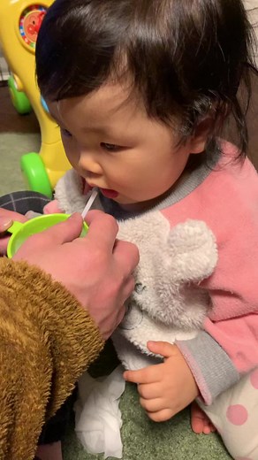 1歳になり牛乳デビューしました！嫌いでした！ママも牛乳飲めないから一緒だね😅(⚠️閲覧注意)#赤ちゃんのいる暮らし#赤ちゃんのいる生活#1歳#1歳になったばっか#1歳になりました#牛乳デビュー#牛乳チャレンジ