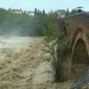 648K views · 10K reactions | Nuova ondata di pesante maltempo tra l’Emilia orientale e la Romagna, territori in cui è in vigore l’allerta rossa, prolungata anche alla giornata di mercoledì 17 maggio. Nubifragi si stanno abbattendo in tutte queste zone con i livelli idrometrici dei corsi d’acqua che crescono rapidamente. Nelle immagini, la situazione nel comune di Meldola, in provincia di Forlì-Cesena, a Riccione e a Faenza. | Local Team | Facebook