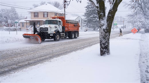 What does NOAA's winter outlook show for Iowa and the Midwest?