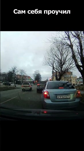 Чем он думал, когда совершал такой маневр... #duraki #shorts