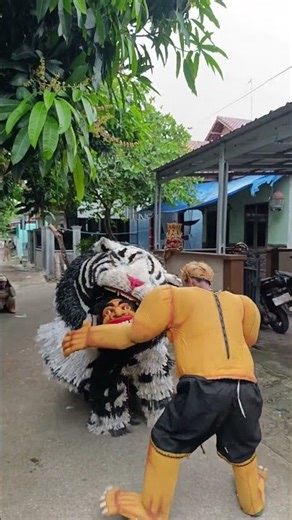 Canmacanan bawa topeng Buto