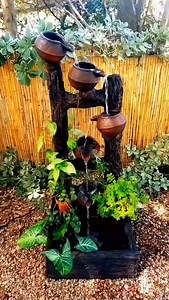 🔸 FUENTE DE AGUA SIMIL MADERA Y VASIJAS ROSA🔸 🍃 3 Beneficios de una Fuente de Agua. 🌿 Te mantiene relajado y en calma: las fuentes de agua para interior crean un ambiente relajante, ya que el fluir del agua genera un sonido natural armonioso que ayuda a eliminar el estrés del día, tranquilizando y armonizando las emociones.Este estado de paz es ideal para relajarse leyendo, meditando o disfrutando con los seres queridos. 🍃 Atrae la riqueza y la prosperidad: la circulación de las energía a t