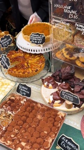 Looking for Sunday plans? Head to Maltby Street Market, a hidden foodie paradise in south-east London. The market is open Friday to Sunday, and the sights, smells, and delicious food will leave you in awe; just make sure you come with an appetite😍 📍Maltby Street Market, Bermondsey #LetsDoLondon #VisitLondon | Visit London