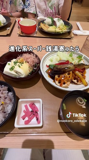 ＼ナメて行くと普通に後悔⚠️／ ＿＿＿＿＿＿＿＿＿＿＿＿＿＿＿＿＿＿＿＿＿＿＿＿＿＿ 規模も難易度も最大級！設備もキレイで言うことなし✨ ☑︎ 水上コースは濡れる前提🤣 ☑︎ 大人でもひるむ難易度😳 ライフジャケットの貸し出しもあるよ！ 前回、がっつり落ちたパパ、今回も期待してたんだけど（ひどい🤣）前回のリベンジ達成で無事生還😤 家族それぞれドラマがありすぎて楽しすぎた🤣 ＿＿＿＿＿＿＿＿＿＿＿＿＿＿＿＿＿＿＿＿＿＿＿＿＿＿ 【清水公園 フィールドアスレチック】 📍 千葉県野田市清水９０６ 🅿️あり 3時間以上800円 🚘第1から第5駐車場まであってどこに停めてもフィールドアスレチックにいける。 我が家はP2に停めてすぐフィールドアスレチックまで行けたよ☺️ 【営業時間】 通常期（2/12~10/30) 9:00〜17:00（15時受付終了） 冬季は短縮してるよ🕐 【利用料金】 幼児 500円 子ども1,000円 大人 1,500円 ⚠︎大型連休は大人2,000円・子ども1,200円になるからHPチェックしてね☑︎ ⚠︎行く前にHPから来場予約してね！（支払いは現地で