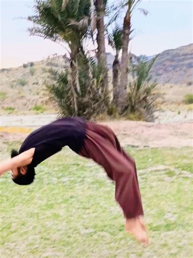 🤸 Regular Back Handspring A regular back handspring is a backward tumbling move where you jump back, place your hands on the ground, push through your shoulders, and land on your feet. Since you practice flips and parkour, Waleed, this move is perfect for improving your power, timing, and control. 🔥 Step-by-Step Breakdown 1️⃣ Starting Position Stand straight Arms up by your ears Tight core Feet shoulder-width apart 2️⃣ Sit & Swing Bend knees like sitting in a chair Swing arms down and back Kee