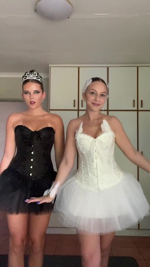 Black and white swan 🤍🖤@emily #swanlake #blackswan #halloween