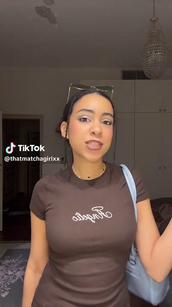 Exploring the Y2K Makeup Look: Glittery 2000s Style