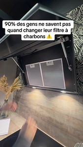 90% des gens ne savent pas quand changer leur filtre à charbons ⚠️ Et pourtant… c’est lui qui évite les mauvaises odeurs quand ta hotte est en recyclage 👃 Un filtre à charbons usé = ❌ Odeurs qui stagnent ❌ Hotte moins efficace ❌ Air moins sain en cuisine 👉 En moyenne, un filtre à charbons se change tous les 6 mois à 1 an, selon l’utilisation. Un petit geste, mais une énorme différence au quotidien. Pense à vérifier le tien 😉. #cuisiniste #renovation #homesweethome #cuisinesurmesure #inspirati