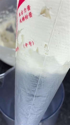 ASMR cake filling ✨ Smooth cream cheese frosting, perfectly piped into #ASMR #CakeDecorating #Cream