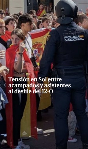 Momentos de máxima tensión en Sol Un grupo de jóvenes con banderas de España se han enfrentado a los acampados en Sol, que han hecho una barrera humana para no permitirles el paso. La Policía Nacional ha tenido que intervenir para separar ambos grupos