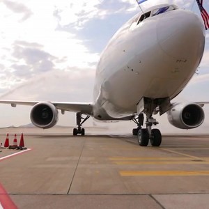 16K views · 755 reactions | ❤️ That moment when the first American Airlines plane lands in Athens, #Greece and the Greek and American flags are waving from the cockpit. Video by Athens International Airport "Eleftherios Venizelos" | GREEK GATEWAY | Facebook