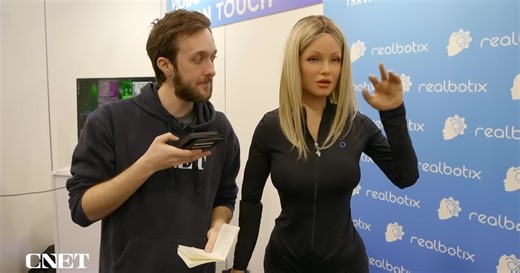 Video: Robot Aria trả lời phỏng vấn của phóng viên công nghệ tại CES 2025