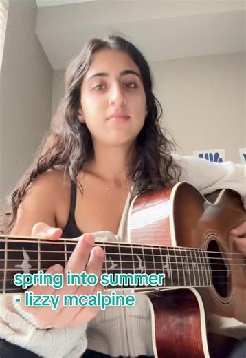 Spring into Summer: Lizzy McAlpine Acoustic Performance