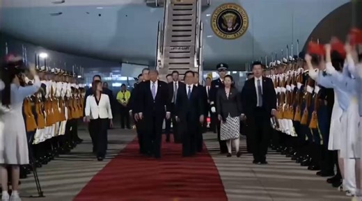 美国总统川普的空军一号于周三晚7时50分降落在北京首都国际机场，正式展开为期三天的国事访问。中国国家副主席韩正率领中方代表团前往机场迎接，现场还有大批学生手持中美两国国旗列队欢迎，气氛隆重而热烈。这是继去年十月两国领导人在釜山会面之后的再次面对面会晤，也是川普时隔九年再次访问中国。在当前全球政治经济格局持续动荡、美中关系进入新阶段的背景下，此次访问备受国际社会关注。根据双方公布的安排，川普总统将于14日上午在北京出席正式欢迎仪式，随后与习近平举行双边会谈，就经贸、科技、安全、地缘政治以及两国关系未来走向等核心议题交换意见。会谈结束后，中方还将举行国宴欢迎特朗普一行。除正式外交活动外，此次行程也特别安排了具有中国文化象征意义的参访活动，包括前往天坛参观。外界普遍认为，这样的安排既延续了中国外交一贯重视历史文化交流的传统，也释放出希望稳定中美关系、加强高层互信的信号。15日，双方还将举行小范围茶叙及工作午餐，进一步就具体合作议题展开深入沟通。分析人士指出，相较于公开场合中的正式表态，这类闭门交流往往更能体现双方真实立场，也更可能触及贸易摩擦、产业竞争、台湾问题及国际秩序等敏感议题。作为全球