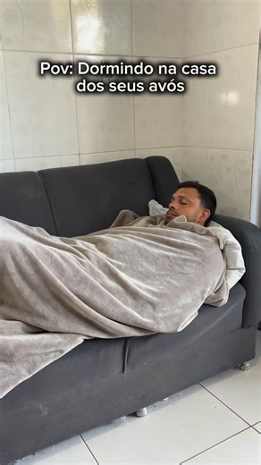 𝐖𝐀𝐋𝐈𝐒𝐒𝐎𝐍 𝐅𝐄𝐑𝐍𝐀𝐍𝐃𝐄𝐒 | on Instagram: "O ponteiro do relógio não para, a geladeira funcionando muito bem e eu sem conseguir dorme. segue @walissonfernandes__ câmera @wesleyfernandes.ofc . . . . #humor #comedia #avós #nostalgia #familia"