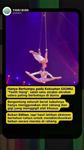 Akrobat Menggantung Dengan Gigi Diketinggian